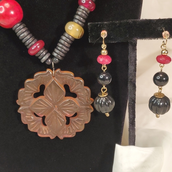 ⛩️ASIAN INSPIRED RED & BLACK BEAD w/CARVED AMBER FLOWER PENDANT & EARRINGS⛩️ - Picture 2 of 5